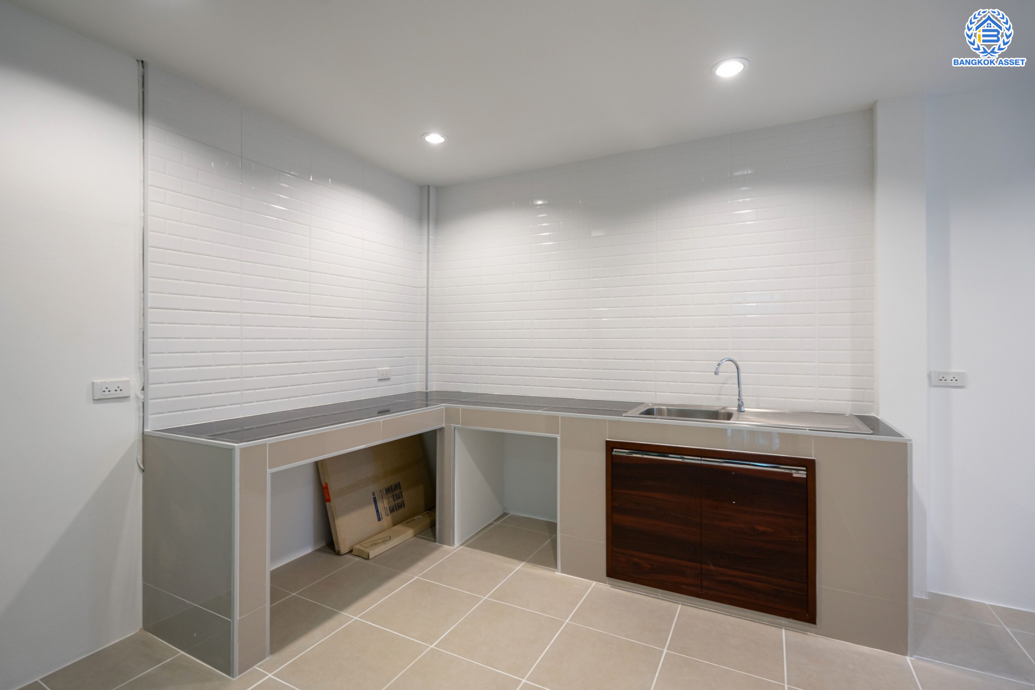 บ้านมือสองตกแต่งใหม่ ม.ซื่อตรง รัตนาธิเบศร์ หลังมุม หน้าโครงการติดรถไฟฟ้า "สถานีไทรม้า"!! เนื้อที่ 34 ตร.ว. ฟังก์ชัน 3 ห้องนอน 3 ห้องน้ำ 1 ห้องอเนกประสงค์ 1 ที่จอดรถ เชื่อมต่อได้หลายเส้นทาง ใกล้ เซ็นทรัลรัตนาธิเบศร์ และทางด่วน "งามวงศ์วาน"